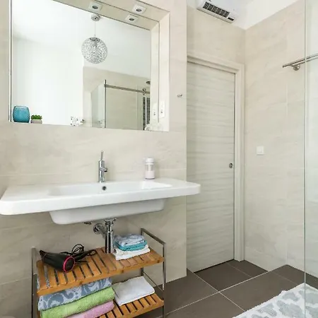 Petrova Attic Apartamento