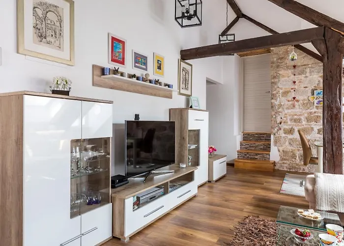 Petrova Attic דירה