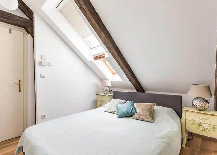 דירה Petrova Attic