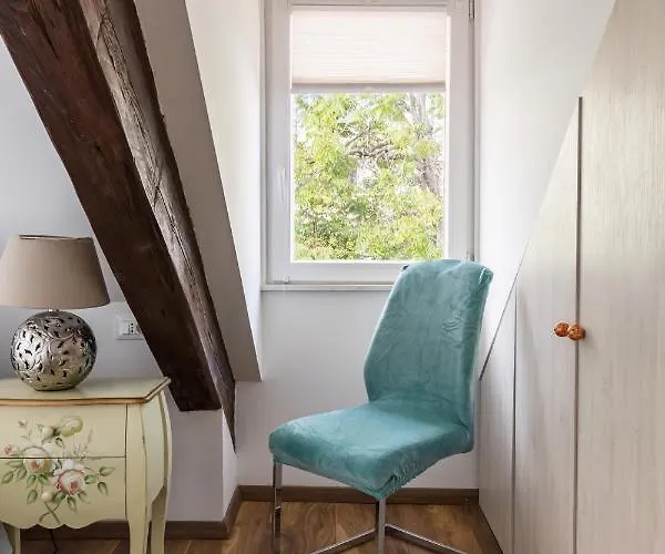 Petrova Attic דירה *